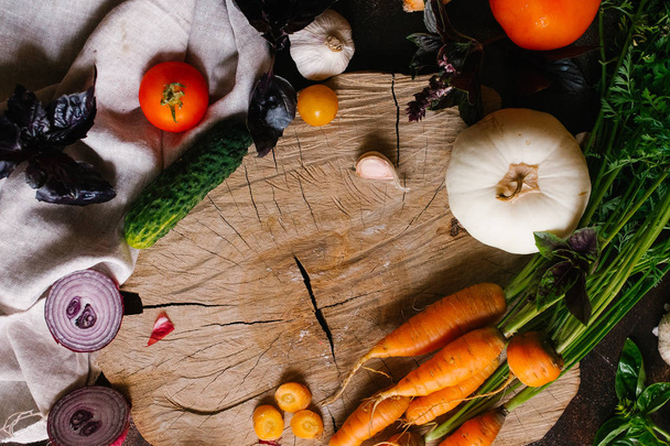 Морква і овочі на темному тлі
 - Фото, зображення