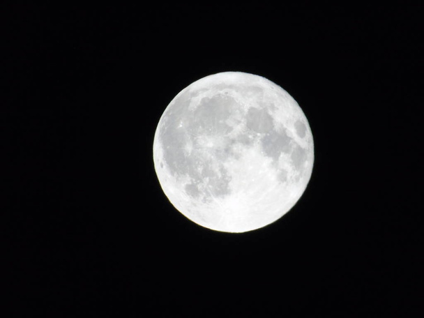  Λεπτομερής προβολή από κοντά η Σελήνη, Πανσέληνος, Σελήνη στον σκοτεινό ουρανό - Φωτογραφία, εικόνα