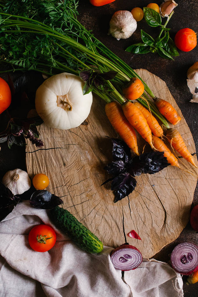 Морква і овочі на темному тлі
 - Фото, зображення