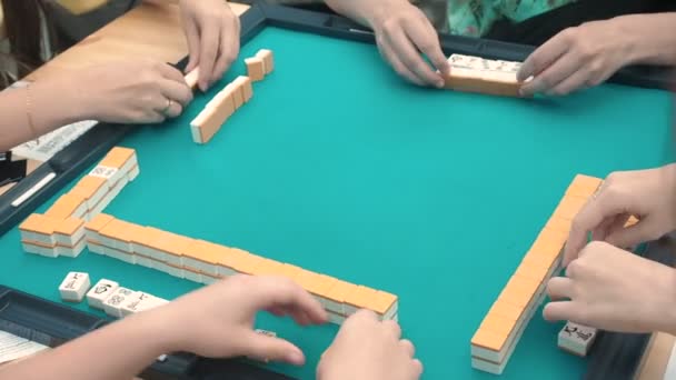 Leute, die Mahjong asiatisches Kachelspiel spielen. Tischspiel - Filmmaterial, Video