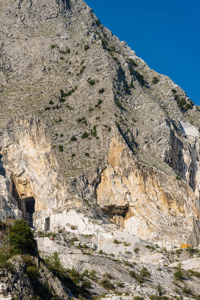 Os Alpes Apuanos (Alpi Apuane) com as famosas pedreiras de mármore (mármore branco de Carrara). Toscana, Itália, Europa
 - Foto, Imagem