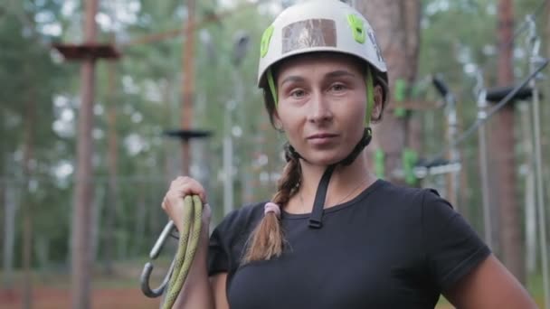 Young beautiful brunette overcomes obstacles in the rope town - Footage, Video