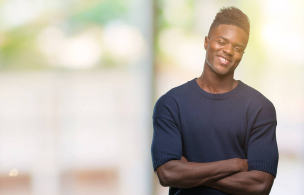 Giovane uomo afroamericano su sfondo isolato volto felice sorridente con le braccia incrociate guardando la fotocamera. Persona positiva
. - Foto, immagini