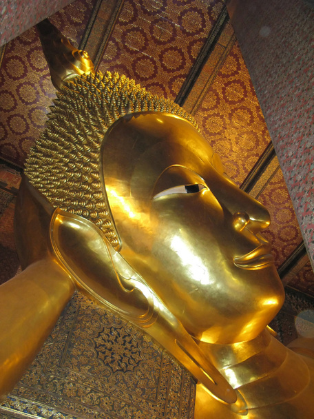 Estatua dorada de Buda reclinado en el templo de Wat Po
 - Foto, Imagen