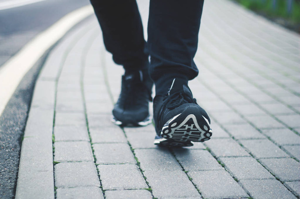 Füße von Menschen, die im Winter auf dem Bürgersteig gehen - Foto, Bild