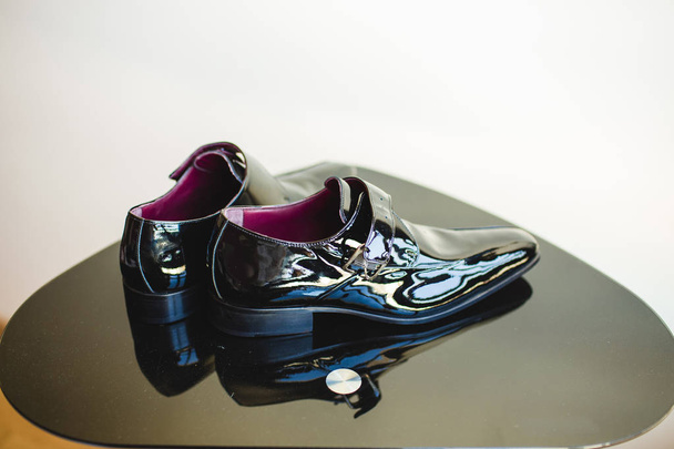 Elegantní tmavě zbarvené muži boty - Fotografie, Obrázek