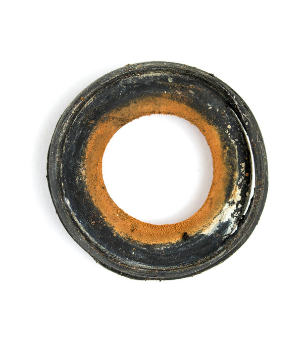 gumové těsnění staré na bílém pozadí - Fotografie, Obrázek