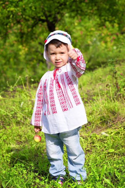 Niña mostrando signo ok y usando blusa tradicional rumana
 - Foto, Imagen