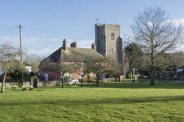 緑、Chartham、ケント、イギリスの古代の村の教会 - 写真・画像