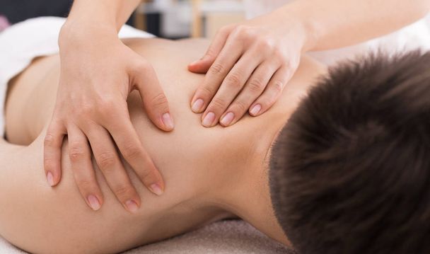 Homem recebendo relaxante massagem nas costas no spa
 - Foto, Imagem