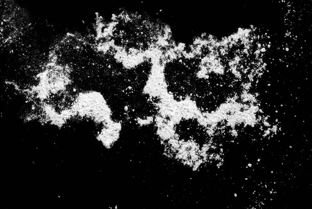 polvo blanco abstracto sobre un fondo negro. - Foto, Imagen