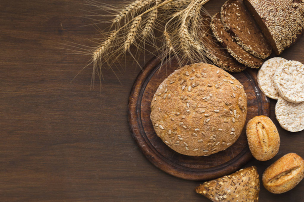 Πολλά υγιή ψωμί χωρίς γλουτίνη στο ξύλινο τραπέζι - Φωτογραφία, εικόνα