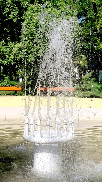 Fuente en el parque, salpicaduras de agua
 - Foto, Imagen