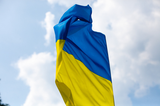 Bandiera dell'Ucraina contro il cielo blu. Colpo orizzontale
. - Foto, immagini