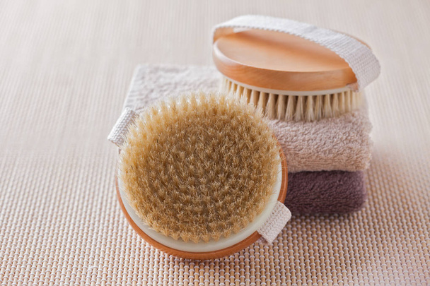 due spazzole per massaggio corpo asciutto su asciugamani, concetto di trattamento estetico
 - Foto, immagini