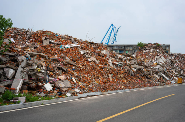 Utcára és lebontott tégla épület nézet, Yichang, Kína - Fotó, kép