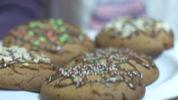 Ένα πιάτο γεμάτο πολύχρωμα νόστιμα μπισκότα - Πλάνα, βίντεο