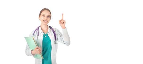 Молодая красивая женщина-врач со стетоскопом показывает знак внимания
. - Фото, изображение