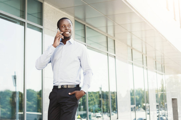 Hombre de negocios negro al aire libre en artículos casuales inteligentes
 - Foto, Imagen