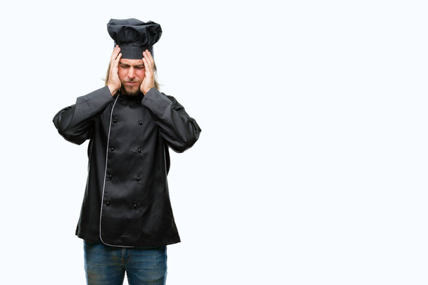 Mladý pohledný vařit muž s dlouhými vlasy nad izolované pozadí trpí bolest hlavy zoufalé a zdůraznil, protože bolesti a migréna. Ruce na hlavu. - Fotografie, Obrázek