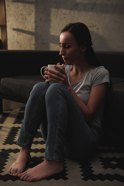 donna sconvolta piangendo e tenendo in mano tazza di caffè
 - Foto, immagini