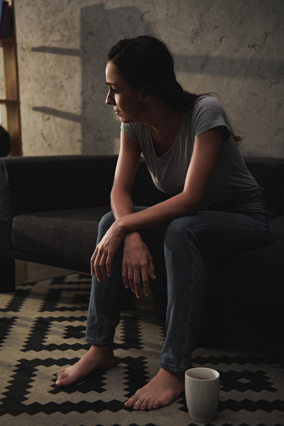 boos depressief meisje, zittend op de Bank thuis - Foto, afbeelding