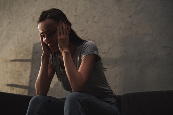 mulher deprimida solitária chorando em casa
 - Foto, Imagem