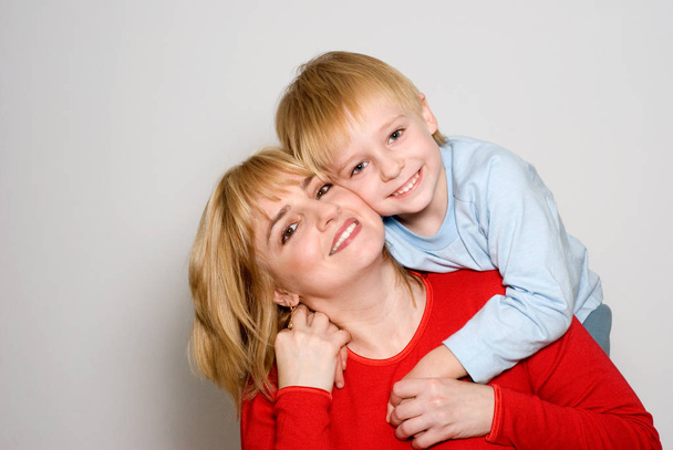 muotokuva onnellinen äiti ja poika poseeraa eristetty valkoinen
 - Valokuva, kuva
