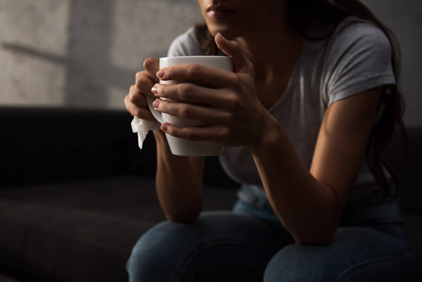 oříznutý pohled ženy držící šálek kávy   - Fotografie, Obrázek