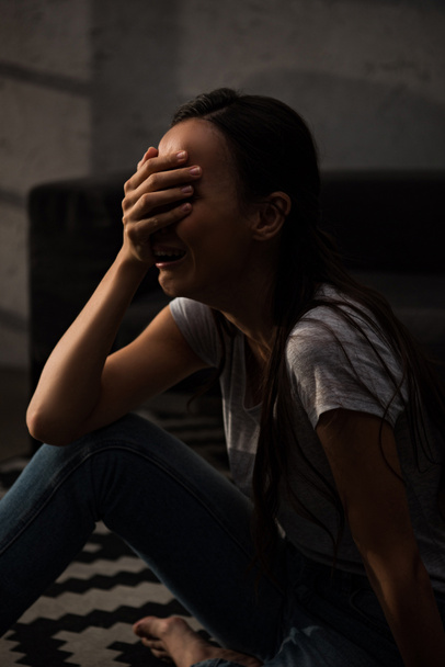 mujer emocional llorando de dolor en casa
 - Foto, Imagen