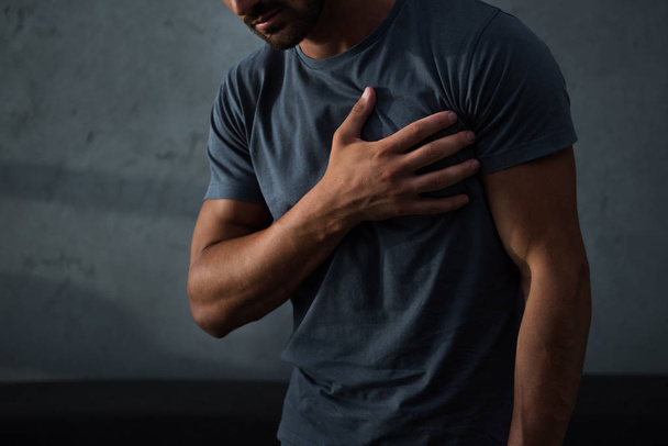 visão cortada do homem com dor no peito e ataque cardíaco
 - Foto, Imagem