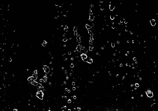 Gotas de agua después de la lluvia en una ventana oscura
 - Foto, Imagen