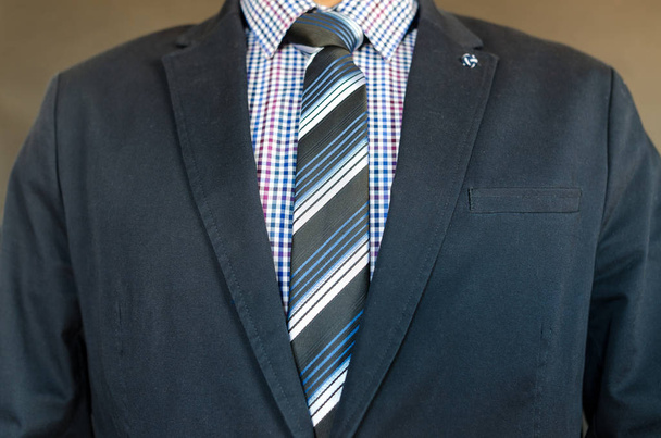 Uomo d'affari in giacca e cravatta pronto all'incontro
 - Foto, immagini