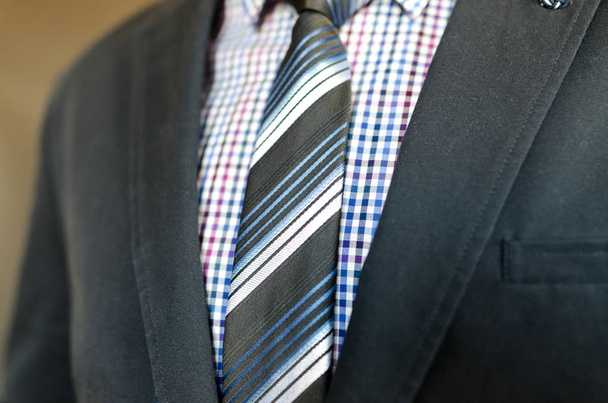 Uomo d'affari in giacca e cravatta pronto all'incontro
 - Foto, immagini