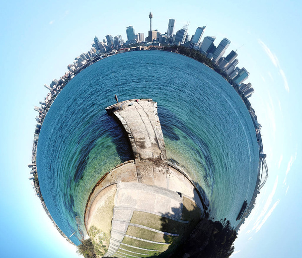 Punktu widzenia gracza niebagatelne panoramę Sydney i port z błękitnego nieba. Widok z lotu ptaka portu w Sydney Harbour Bridge z finansowej dzielnicy drapaczy chmur. - Zdjęcie, obraz