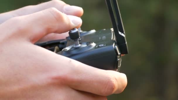 Controle remoto a partir de quadrocopter ou drone operado por um homem mãos vista de perto
 - Filmagem, Vídeo