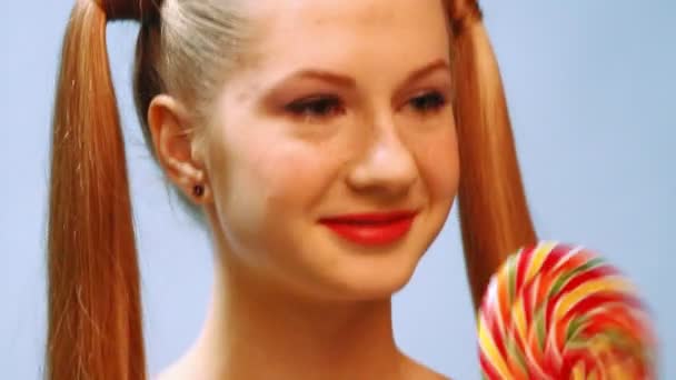 sexy close-up van jonge vrouw likken lolly - Video