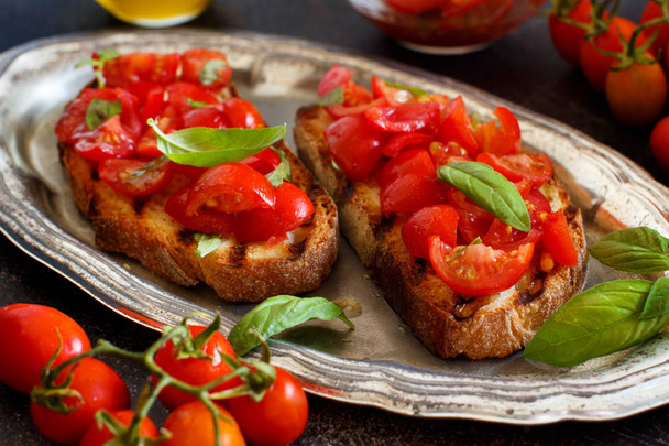 チェリー トマトとバジルの自家製ブルスケッタ イタリア前菜 - 写真・画像