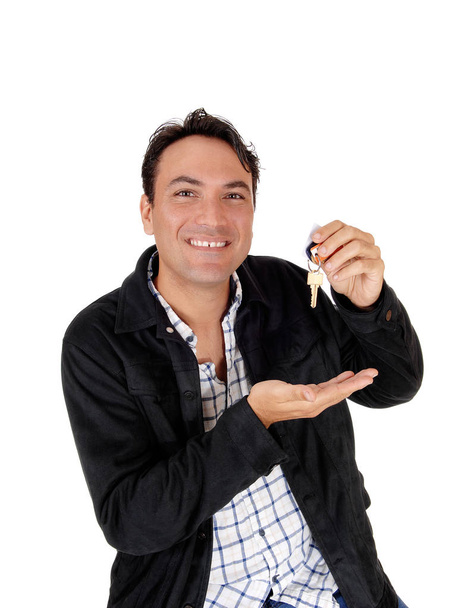 Une image en gros plan d'un jeune homme heureux montrant sa nouvelle clé pour salut
 - Photo, image
