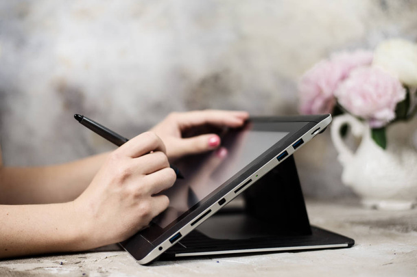 Hand hold digital pen drawing on tablet screen - Foto, imagen