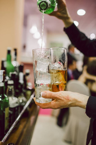 Напитки во время свадьбы в стеклянных чашках со льдом
 - Фото, изображение