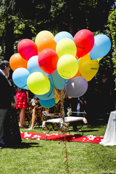 Набір кольорових кульок для вечірок і круглих весіль
 - Фото, зображення