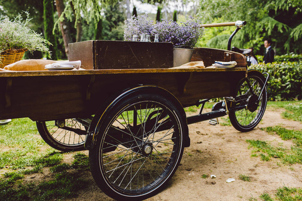 Vieux chariot en bois pour transporter des marchandises utilisées pour la décoration lors d'un mariage
. - Photo, image
