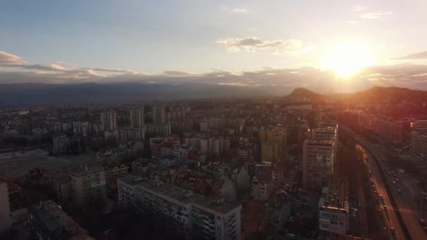 日没時に大通りを飛ぶ大きなヨーロッパの都市 - 映像、動画