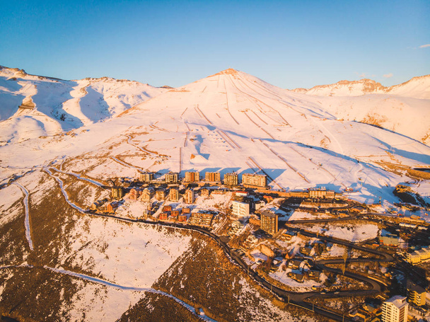 Bela cidade nevada nos Andes Montanhas onde as pessoas vão para fazer esportes de neve
 - Foto, Imagem