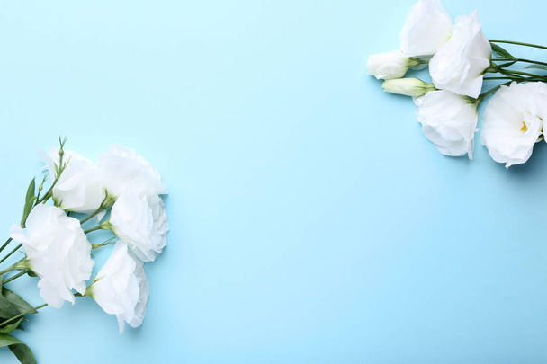 Μπουκέτο με λευκό eustoma λουλούδια σε μπλε φόντο - Φωτογραφία, εικόνα