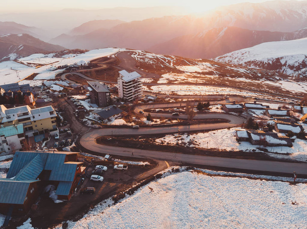 Bella città innevata alle Ande Montagne dove la gente va a fare sport sulla neve
 - Foto, immagini