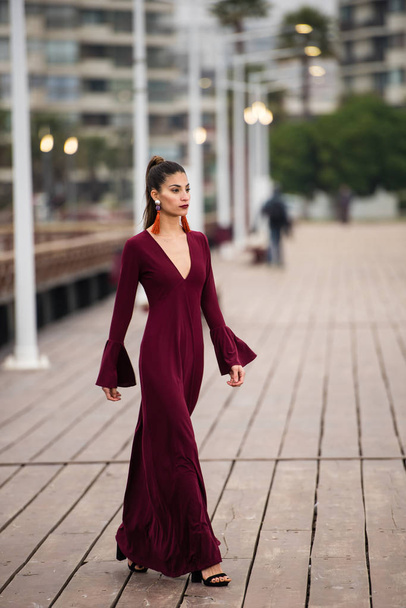 Hermosa joven negra vistiendo un vestido elegante en la ciudad
 - Foto, Imagen