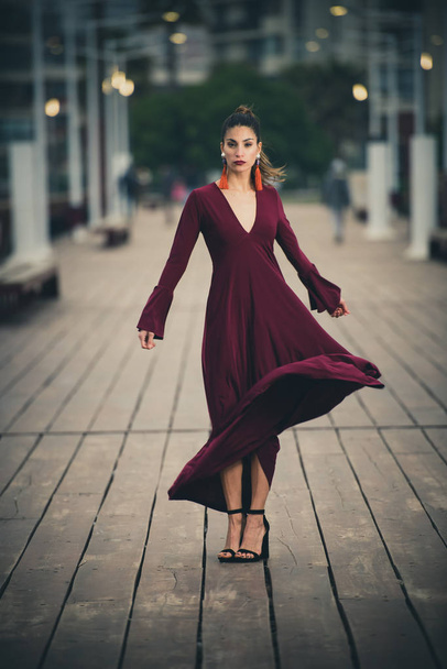 Beautiful black young woman wearing an elegant dress in the city - Foto, afbeelding