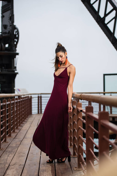 Hermosa joven negra vistiendo un vestido elegante en la ciudad
 - Foto, Imagen
